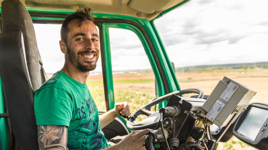 Apasionado de la agricultura y la nutrición: Víctor Hernández a bordo de su Unimog 300.