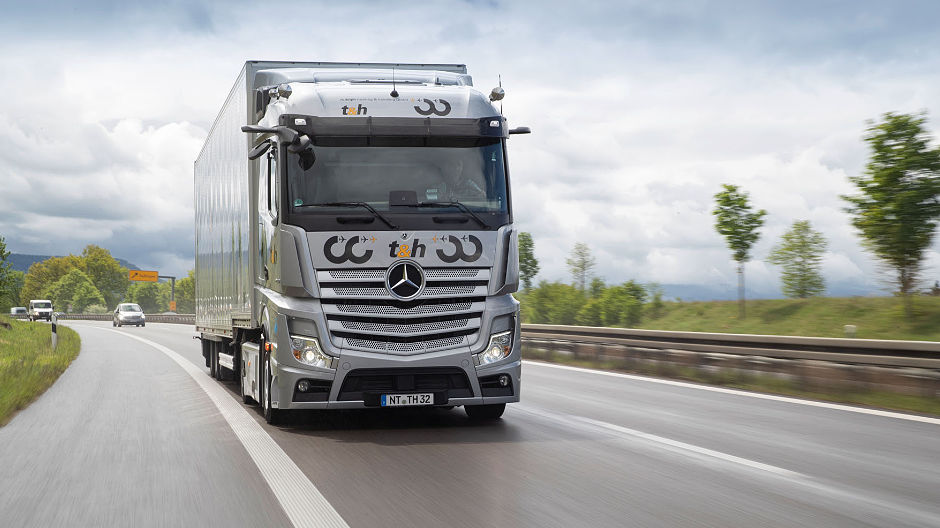 Safe, reliable, comfortable – the new Actros from Rudolph Truck & Handling on the road in southern Germany.