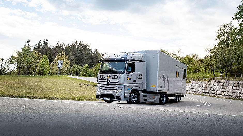 Safe, reliable, comfortable – the new Actros from Rudolph Truck & Handling on the road in southern Germany.