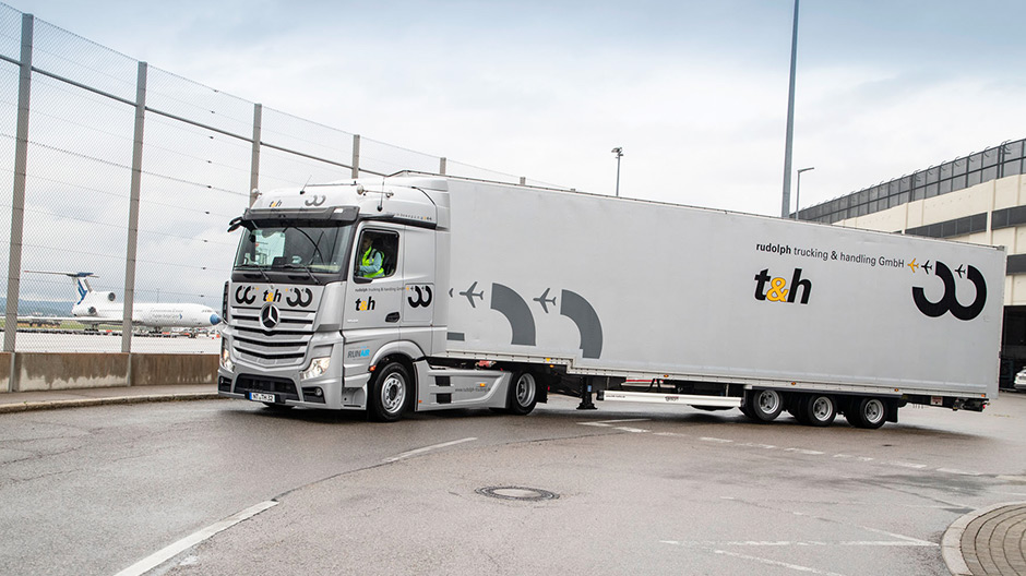 Veilig, betrouwbaar, comfortabel – de nieuwe Actros van Rudolph Truck & Handling onderweg in de Zwabenstreek.