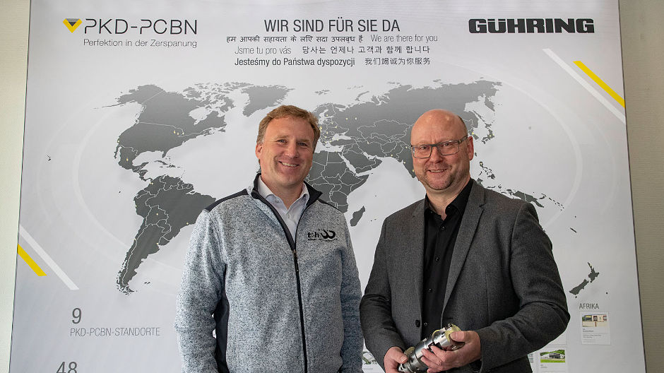 Le directeur de Rudolph, Bernd Rocker (à droite) avec Dipl. Ing. Christof Schlich, responsable de la logistique stratégique chez Gühring KG.