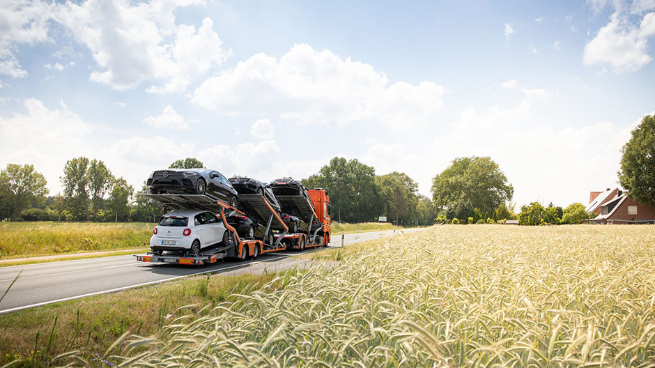 Joachim Fehrenkötter is a fan of the new Actros: “The assistance systems are a quantum leap in terms of technology. They offer our drivers some valuable relief in stressful traffic situations.
