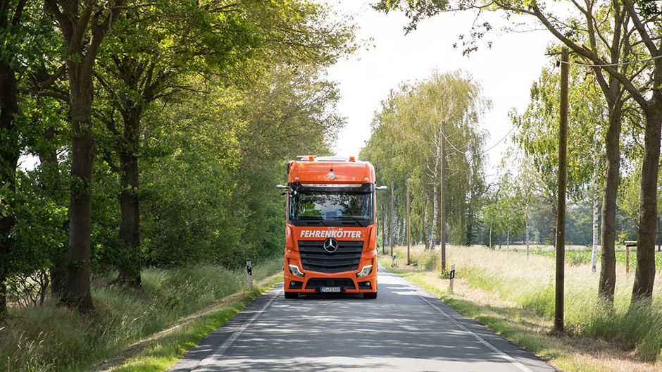Joachim Fehrenkötter is a fan of the new Actros: “The assistance systems are a quantum leap in terms of technology. They offer our drivers some valuable relief in stressful traffic situations.