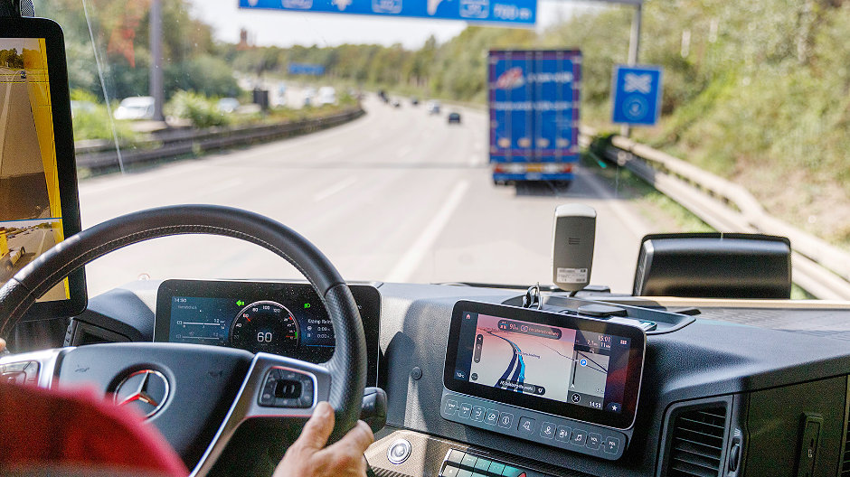 Lastbilens Multimedia Cockpit är en av mer än sextio innovationer i den nya Actros.