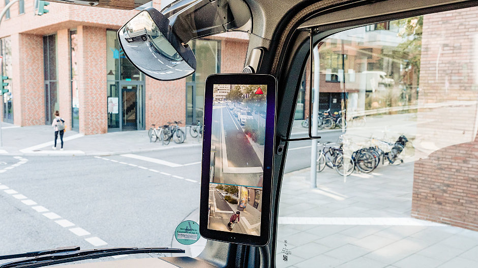 Segnale luminoso e acustico: nel display della MirrorCam sul lato del passeggero compaiono le notifiche dell’assistente alla svolta.