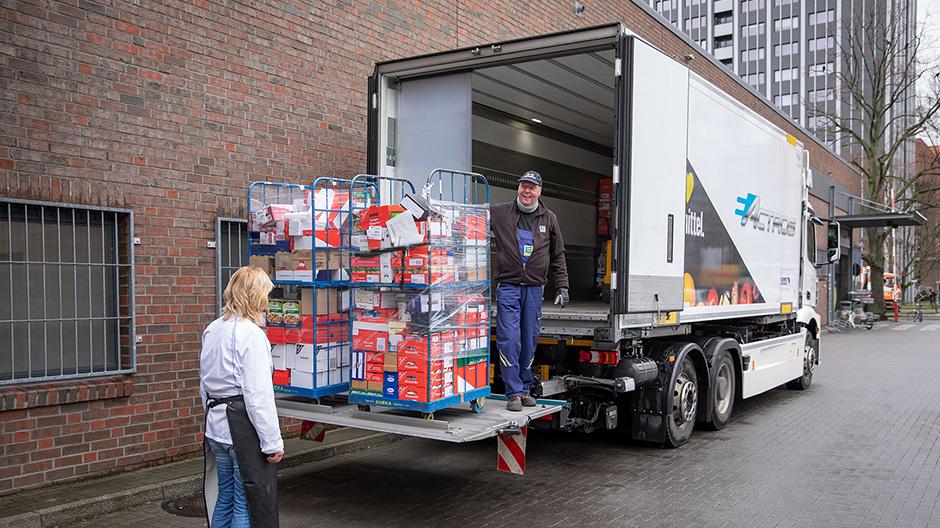 At the EDEKA supermarket: unloading with the tail lift.