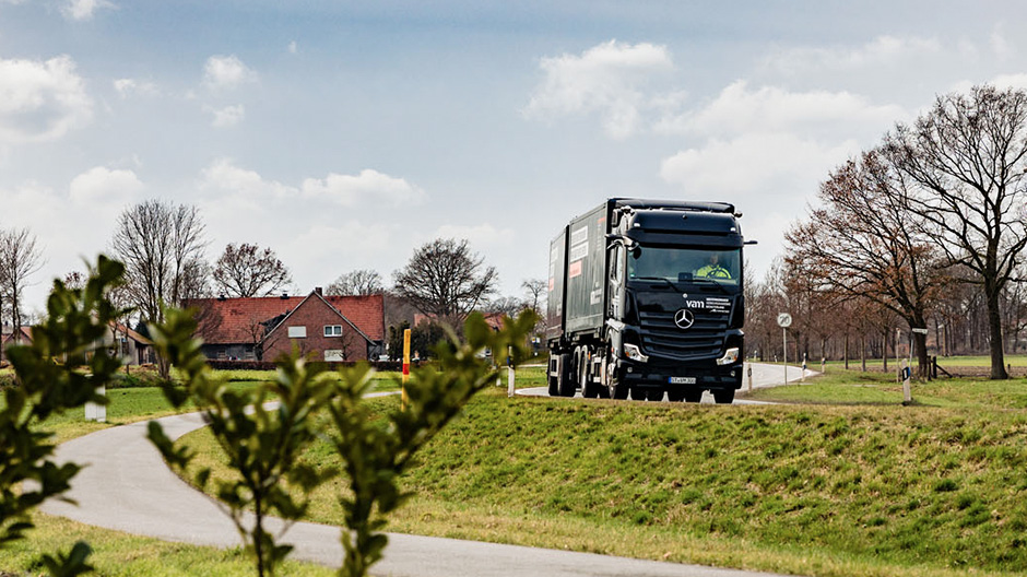 Posiłki dla floty. Od początku 2020 roku ośrodek szkolenia kierowców Münsterland (VAM) wykorzystuje nowego Actrosa do szkolenia nowych kierowców.