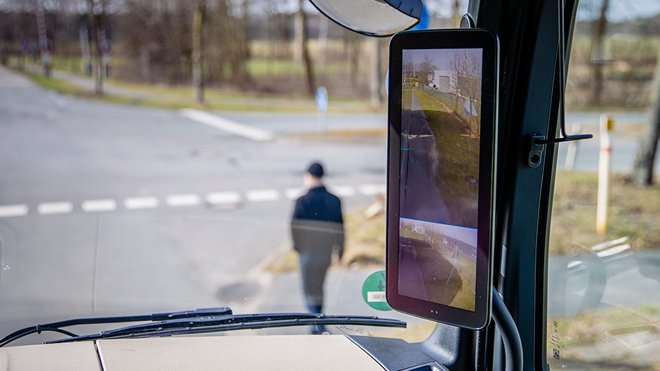 Cockpit claro e os mais modernos sistemas de assistência: O novo Actros permite que os instrutores de condução da VAM formem os seus alunos já com a tecnologia de camiões do futuro.