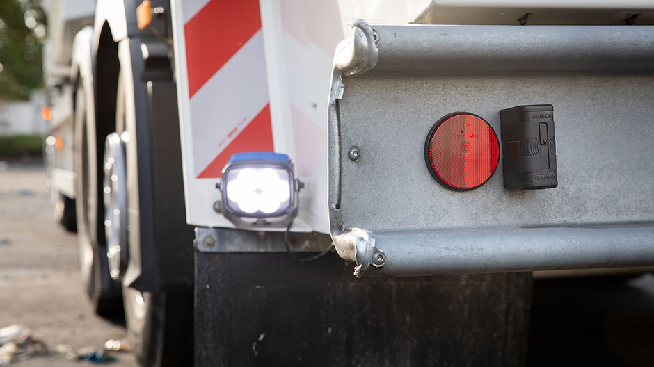 Rekening houden. Het TailGuard-systeem berekent de afstand tot voorwerpen achter de vrachtwagen en kan hem indien nodig afremmen. 