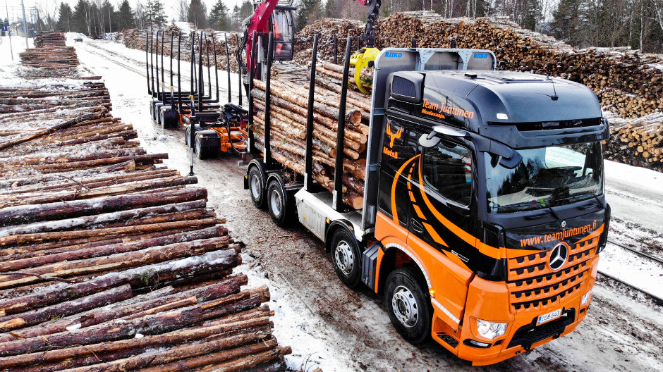 Transporte de madera: Team Juntunen ya no solo opera en el sector de la turba, sino también en otro tipo de transportes.