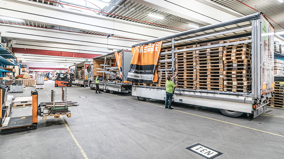 Från tillverkning till transport: På MeisterWerken i Sauerland visar man prov på stor yrkesskicklighet. En del av arbetet är att säkra lasten.