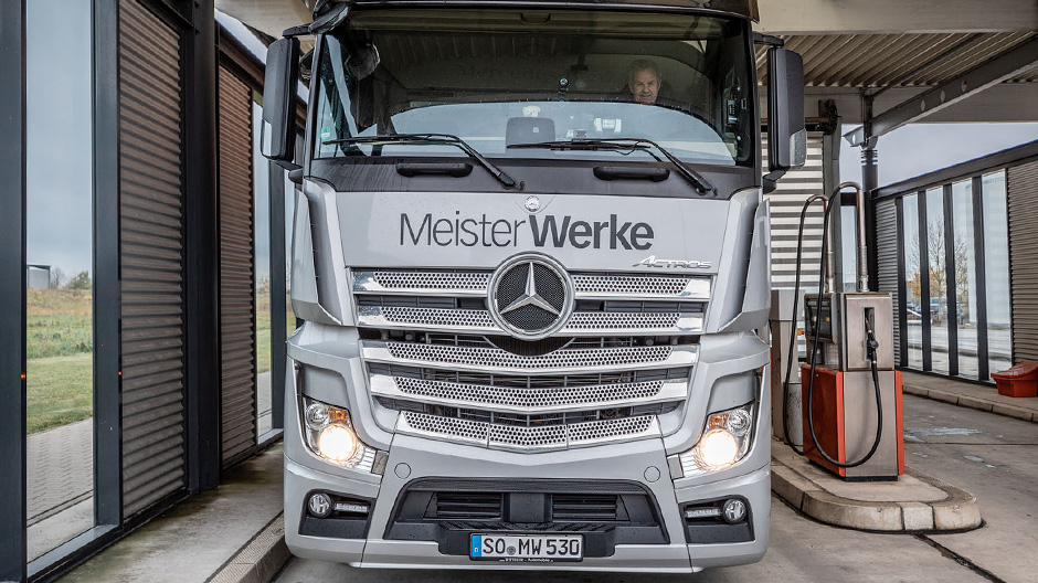 La bonne étoile sur la route : la flotte de MeisterWerke compte environ 30 véhicules commerciaux Mercedes-Benz – la plupart des Actros et quelques Sprinter.