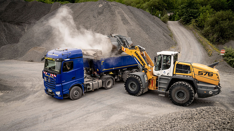 The Arocs tipper semitrailer loads material for road construction at a basalt quarry: high-grade flint, stone soil, basalt frost protection.