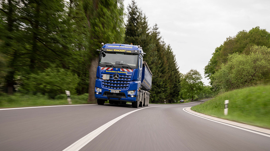 Met de nog eens verbeterde Tempomat- en versnellingsbakregeling Predictive Powertrain Control verlaagt bestuurder Peter Wedhorn het gemiddelde verbruik nu ook in het streekvervoer met vijf procent.