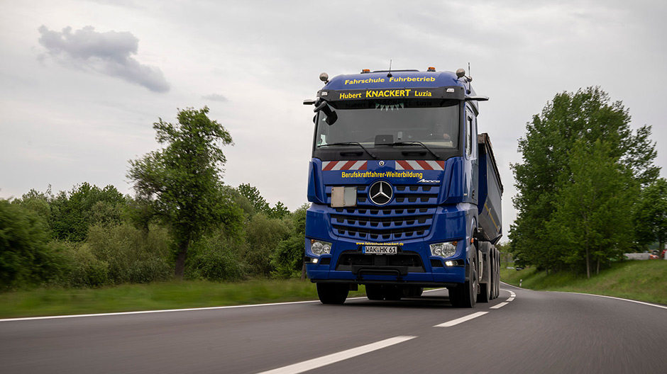 Med den yderligere forbedrede fartpilot- og gearkassestyring Predictive Powertrain Control kan chauffør Peter Wedhorn nu også reducere det gennemsnitlige forbrug ved kørsel på landevej.