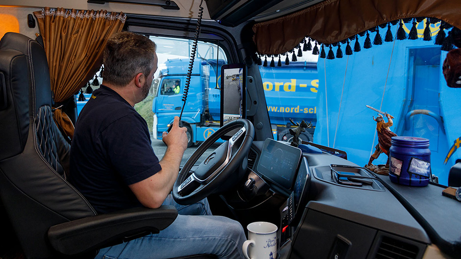 Dvěma kamiony musí být kontejnery přepraveny na dánskou stranu, kde jsou na vybraných trasách 60tunové nákladní soupravy EuroCombi povoleny.