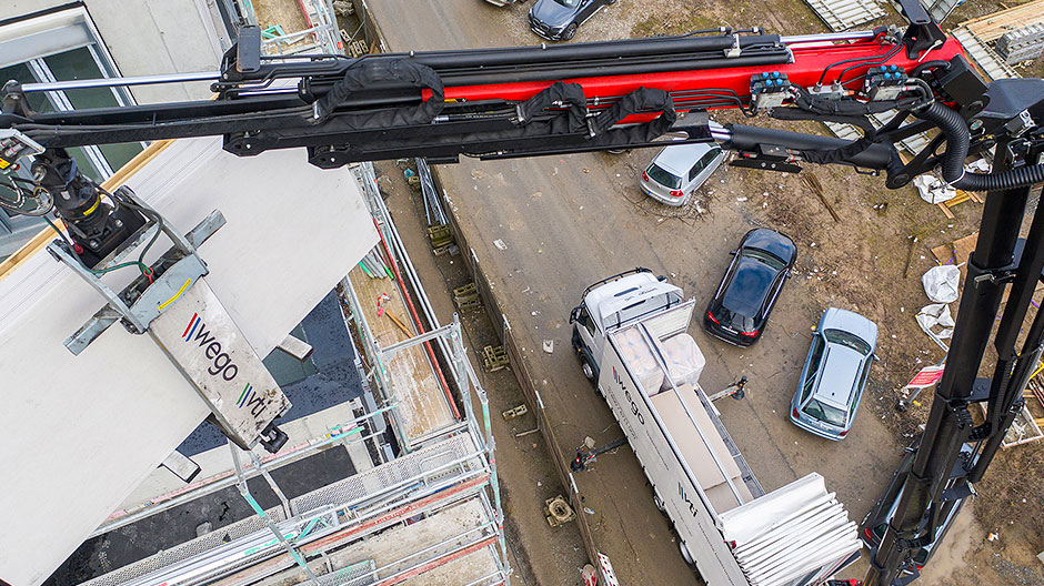 Dzięki dźwigowi samochodowemu zamontowanemu z tyłu Andi może dostarczać materiały budowlane na wysokość nawet do 27 metrów.