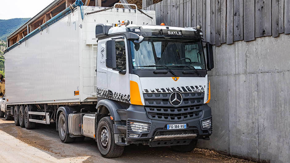 In het wagenpark van Sàrl Bayle zijn nog meer trucks van Mercedes-Benz te vinden.