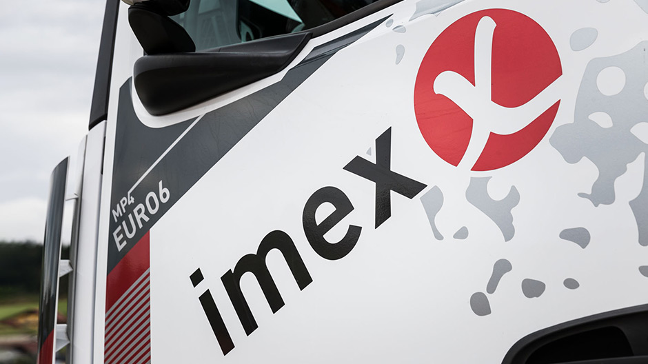 Kırmızı arka planda beyaz “X”: Imex Express’in kamyonları Avrupa’nın birçok ülkesine gidiyor.