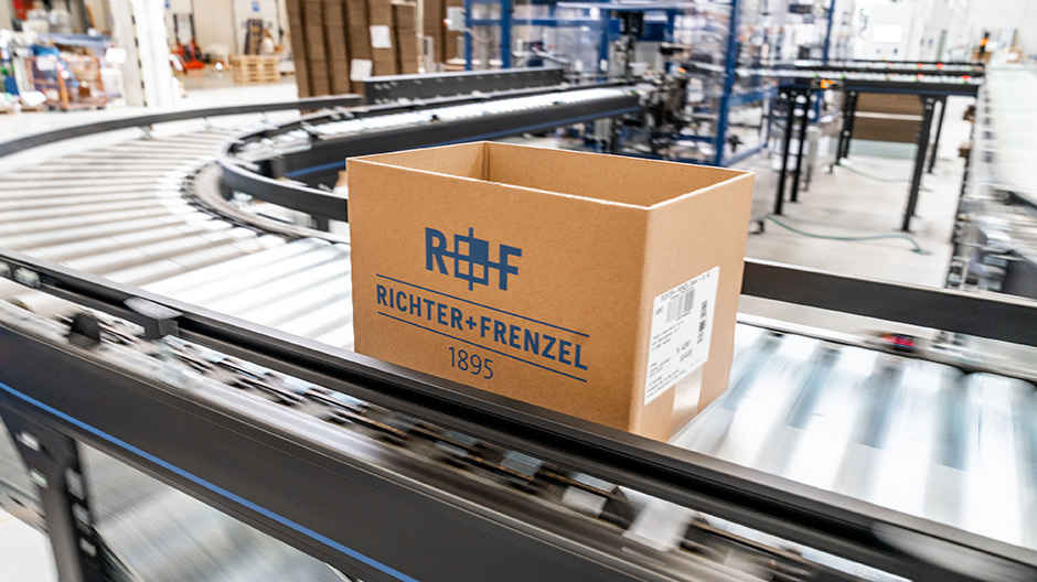 Diversifiée : la gamme de Richter+Frenzel comprend 650 000 produits. Les petites pièces quittent le centre logistique dans des cartons comme celui-ci.
