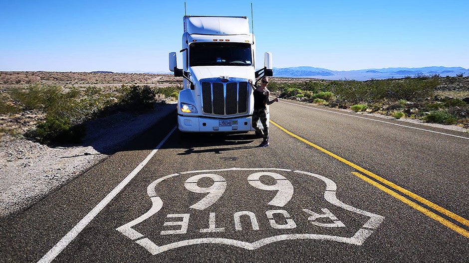 Chrystelle op Route 66 in Arizona.