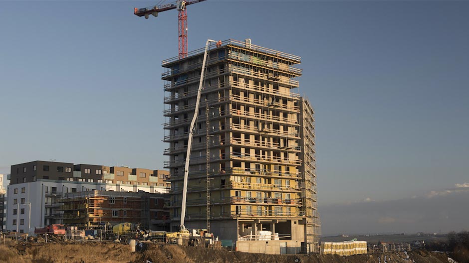 Die Reichweite der Betonpumpe macht auch Einsätze auf hohen Gebäuden möglich.
