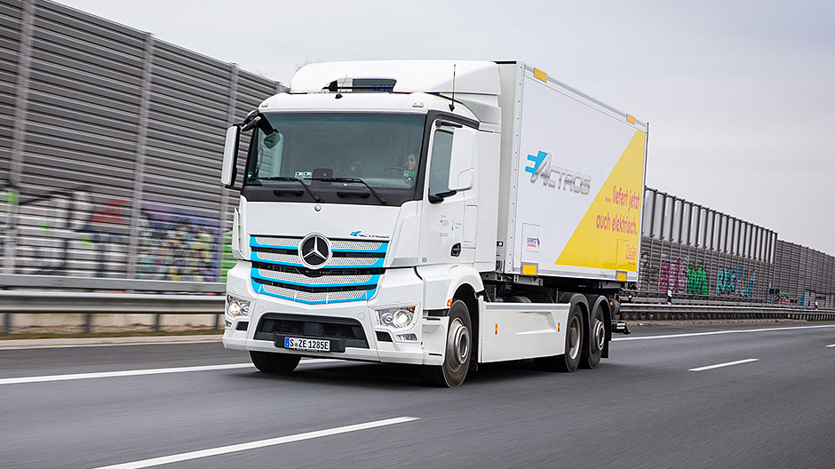 Once on the acceleration lane of the motorway, the speedometer pointer moves to the 80 mark in seconds. All of the torque from the electric motors is available to the eActros throughout the entire speed range.