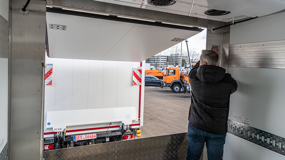 Beweeglijke frontklep: dankzij het grote bedieningsgemak is de vrachtwagencombinatie binnen een paar minuten klaar voor het laden of lossen.