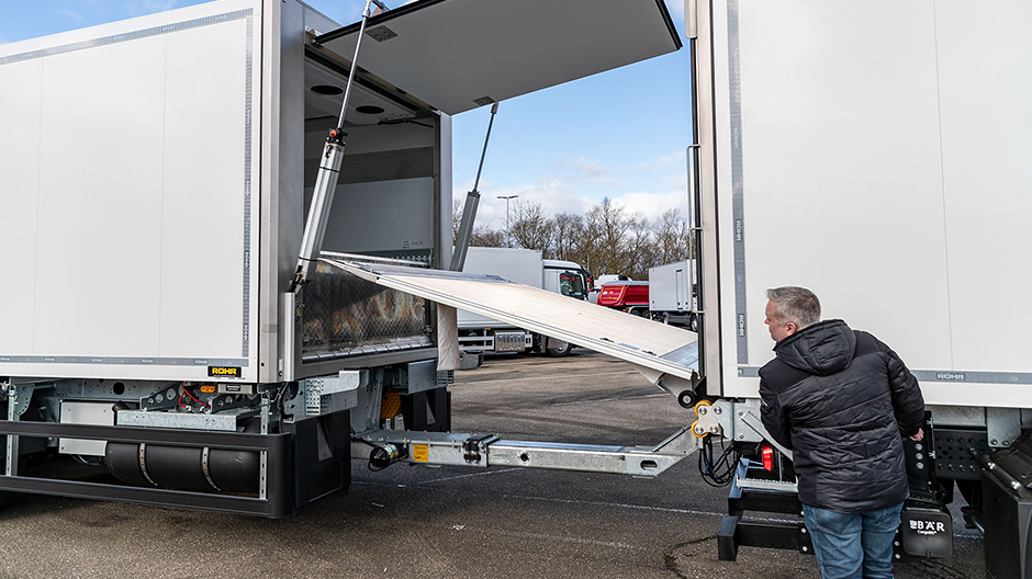 Swivel front cover: Thanks to the convenient handling, a few minutes is all it takes for the articulated truck to be ready for loading or unloading.