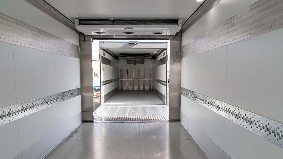 Με δυνατότητα διαμπερούς φόρτωσης: Οι δύο χώροι φόρτωσης είναι συνδεδεμένοι μεταξύ τους, οι παλέτες μπορούν να μεταφερθούν από τον έναν χώρο φόρτωσης καρότσα στον άλλον.