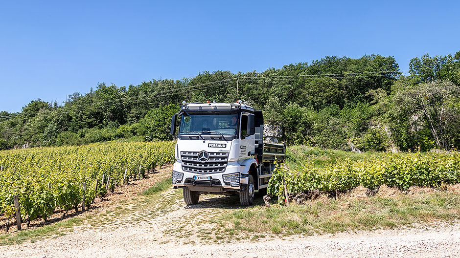 Arocs 4x4: the all-wheel truck is perfect for the demanding terrain on the vineyards.