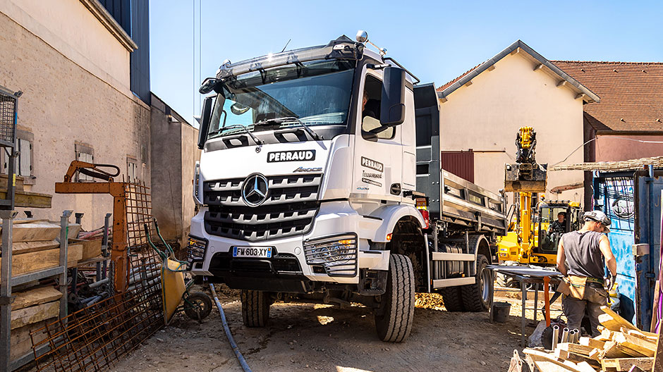 Manoeuvrable: the access roads to the construction sites in the region can be narrow and steep. The Arocs can get to locations that other four-axle dump trucks can’t.