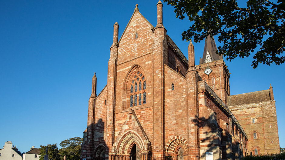 Bezienswaardigheden in de hoofdstad van het eiland - de inwoners van Kirkwall zijn bijzonder trots op de eeuwenoude St. Magnus-kathedraal, die fascineert door haar verzorgde griezeligheid.