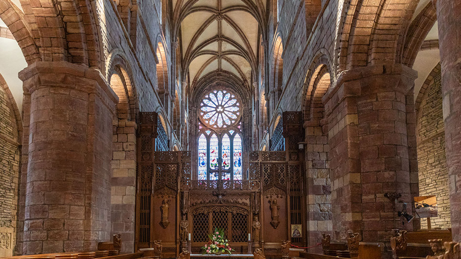 Visita turística a la capital de las islas: los habitantes de Kirkwall están especialmente orgullosos de San Magnus, una catedral con muchos siglos de antigüedad que fascina por su interior tan cuidado como escalofriante.