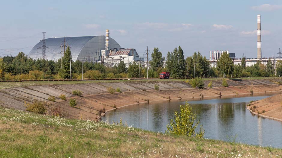 I mellemtiden har reaktor 4 i Tjernobyl, som dengang brændte sammen, fået en ny skal.
