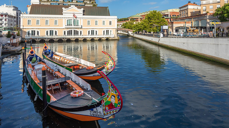 Aveiro viene chiamata la Venezia portoghese anche per la sua architettura in Stile Liberty.