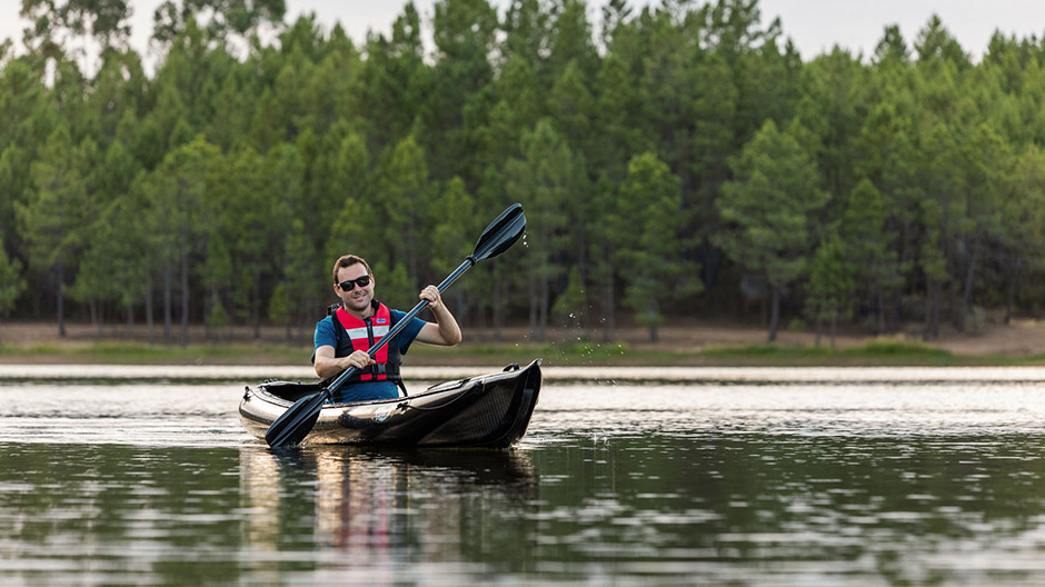 Sortir de l’Axor et partir à l’aventure en kayak : Mike explore le lac de barrage.