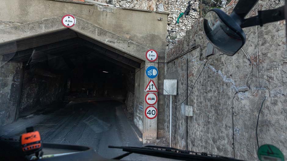 Kapeat tiet, brittiläinen tunnelma – ja ajaminen kiitoradan poikki: Gibraltarilla monet asiat ovat toisin kuin muualla.