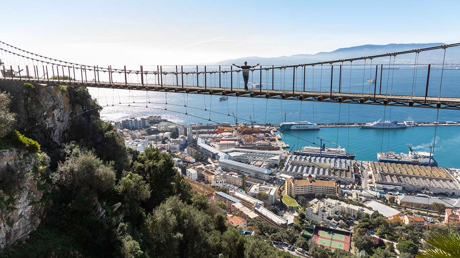 Úzké silnice, britský styl – a příjezd přes startovací dráhu: Na Gibraltaru je toho hodně jinak, než kdekoli jinde.