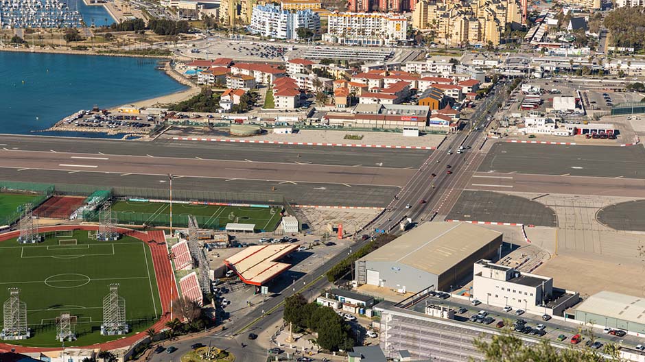 Smalle veje, britisk atmosfære – og adgang via landingsbanen: Meget er helt anderledes i Gibraltar end andre steder.