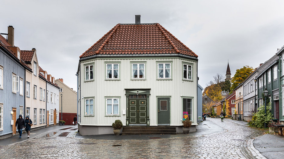 Fascinerende tegenstelling: bontgekleurde huizen in Trondheim, vervallen huizen in het “spookdorp” Långvinds bruk.