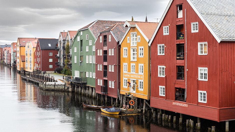 Faszinierender Gegensatz: bunte Häuser in Trondheim, verfallene Häuser im „Geisterdorf“ Långvinds bruk.
