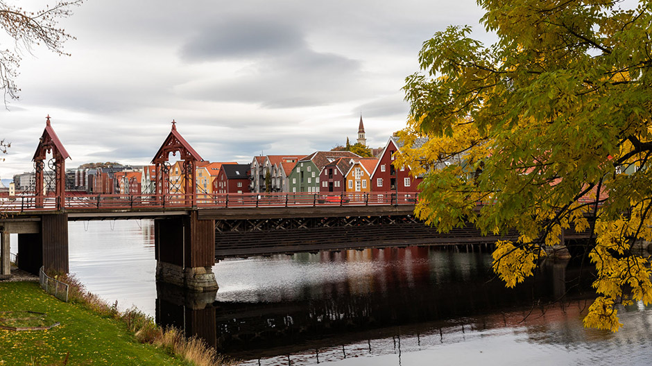 Un contraste fascinant : les maisons colorées de Trondheim et les ruines du village fantôme de Långvinds bruk.