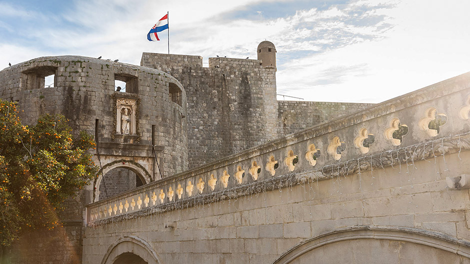 Escursioni in Croazia: anche nel mese di dicembre, quando spesso il cielo si tinge di grigio, i centri storici di Dubrovnik e Spalato meritano una visita.