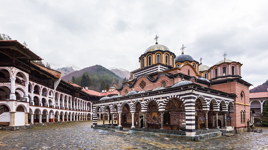 Algo más que una solución de emergencia: en Bulgaria, que no estaba originalmente en el itinerario, los Kammermann descubrieron magníficos monasterios y playas solitarias.