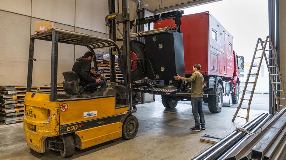 Reajuste para el Axor: en un taller de chapistería industrial que los Kammermanns conocían de una etapa anterior, dotaron a su camión de un portaequipajes trasero modificado, incluyendo un soporte para bicicletas.