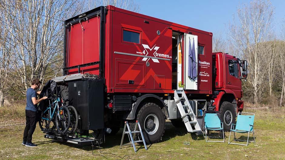Upgrade para o Axor: um metalúrgico que os Kammermann tinham conhecido numa etapa anterior deu ao camião um suporte traseiro modificado – incluindo um suporte para bicicletas.