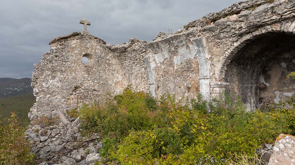 Cascadas y ruinas de un castillo, un lugar perdido en medio de la nada y el mar Adriático: impresiones de Croacia.