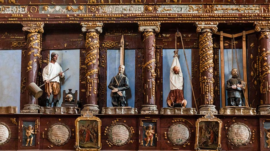 Taidetta siunatuilla liiduilla, krokotiili kirkon koristeena – ja retket syksyisessä metsässä: Kammermannit kokevat Pohjois-Italiassa eriskummallisia ja kuvankauniita asioita.