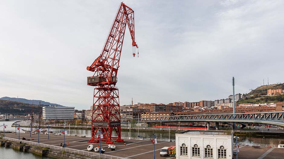 Fütürist Guggenheim Müzesi, dar sokaklar, geleneksel liman havası: Bilbao, çekici mimari karışımıyla etkisi altında bırakıyor.